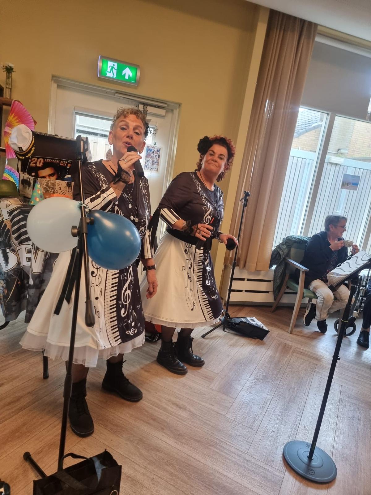 Bep en Cor zingend met microfoon